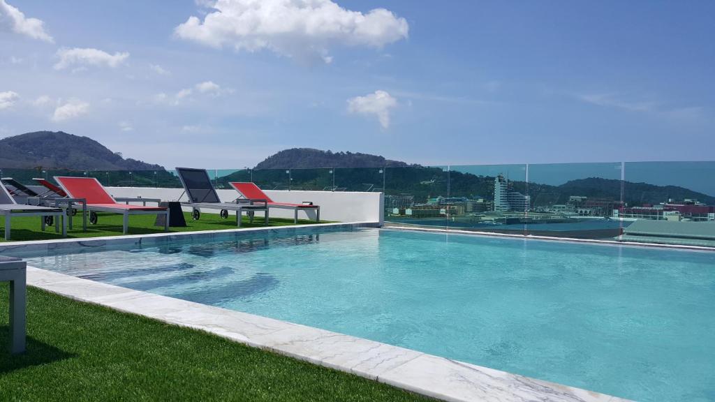 Der Swimmingpool an oder in der Nähe von Neon Patong