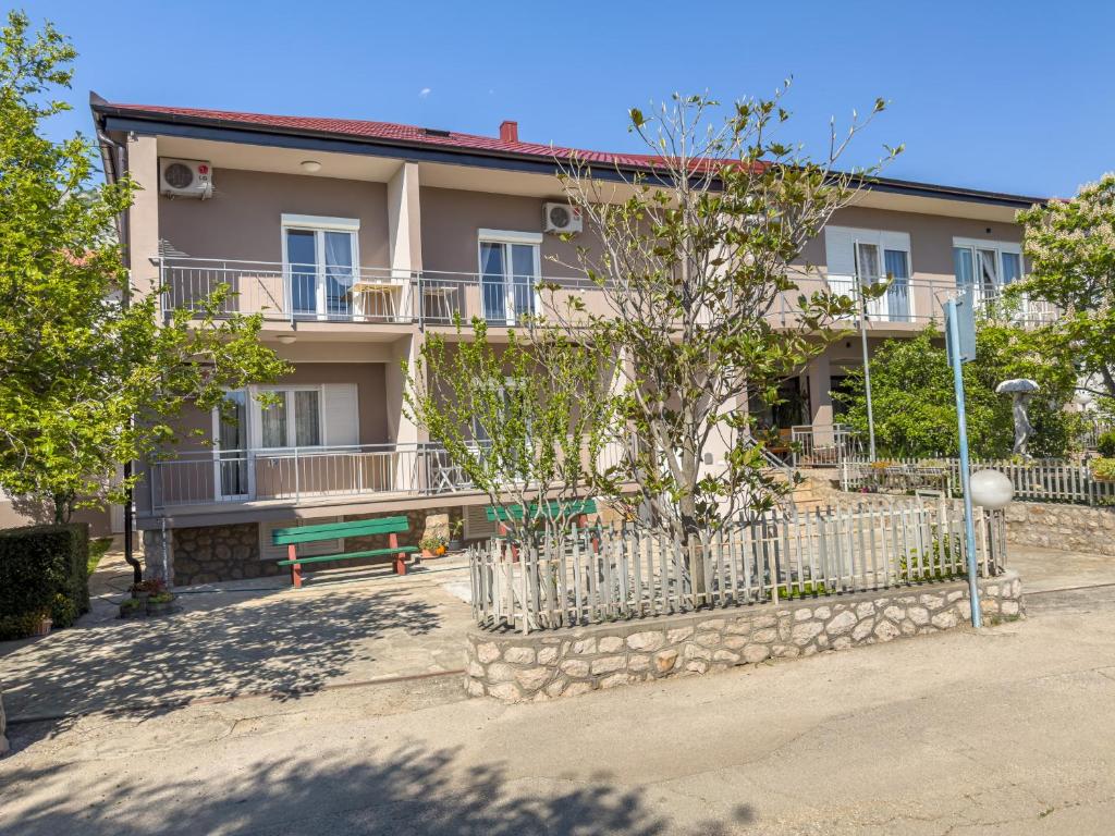 a building with a green bench in front of it at Tinka, Zimmer No 3 in Starigrad