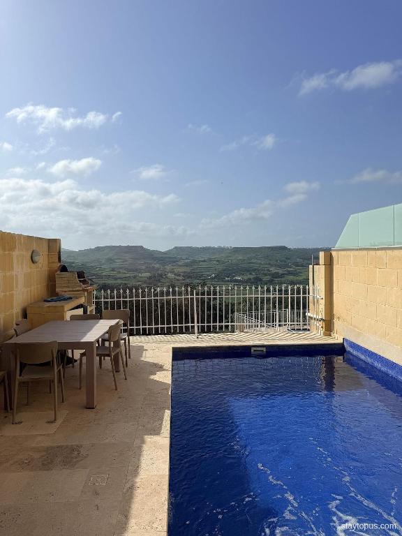 Swimmingpoolen hos eller tæt på Staytopus Highlands Rooms Gozo Pool & View