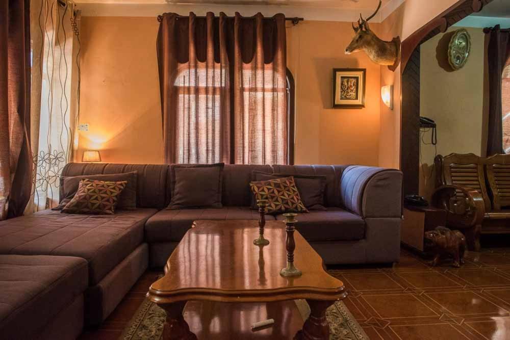 sala de estar con sofá y mesa de centro en Maison Belle Vue, en Le Morne