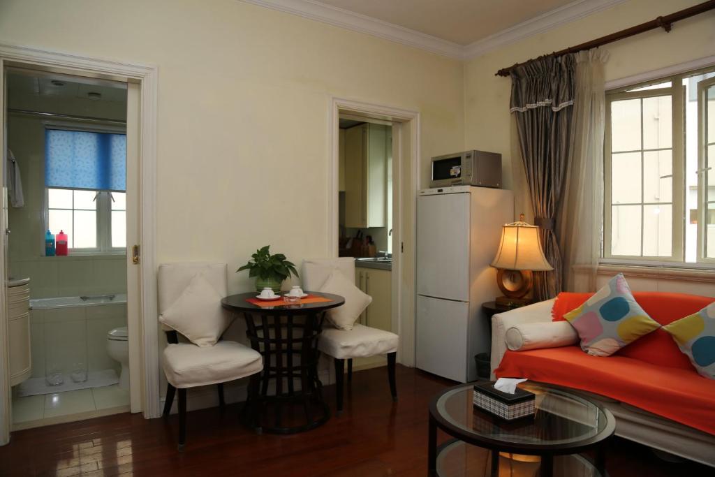 Area tempat duduk di Ladoll Service Apartments