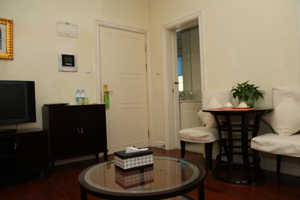 Televisi dan/atau pusat hiburan di Ladoll Service Apartments