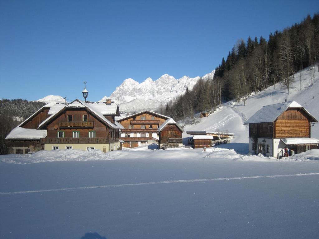 un refugio de esquí en las montañas con mucha nieve en Ahlhof, en Schladming