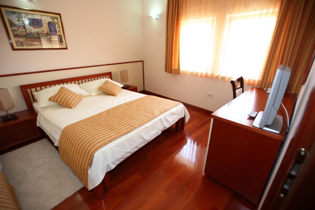 Postel nebo postele na pokoji v ubytování Hotel Trogir Palace