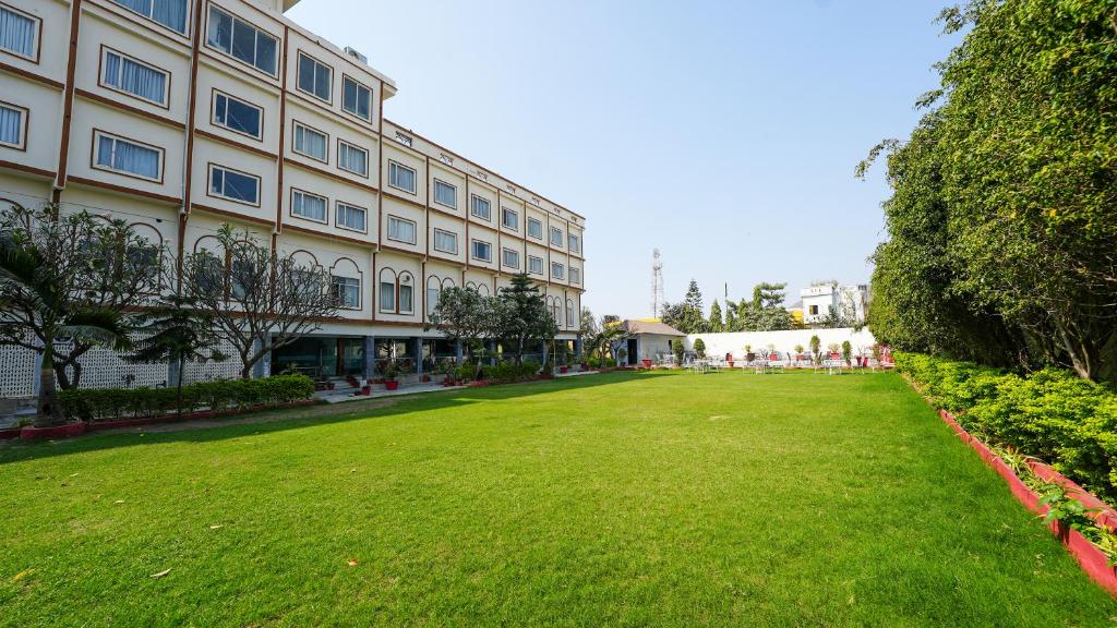 eine große Wiese vor einem Gebäude in der Unterkunft Mystical Valley View Resort and Spa, Udaipur in Udaipur