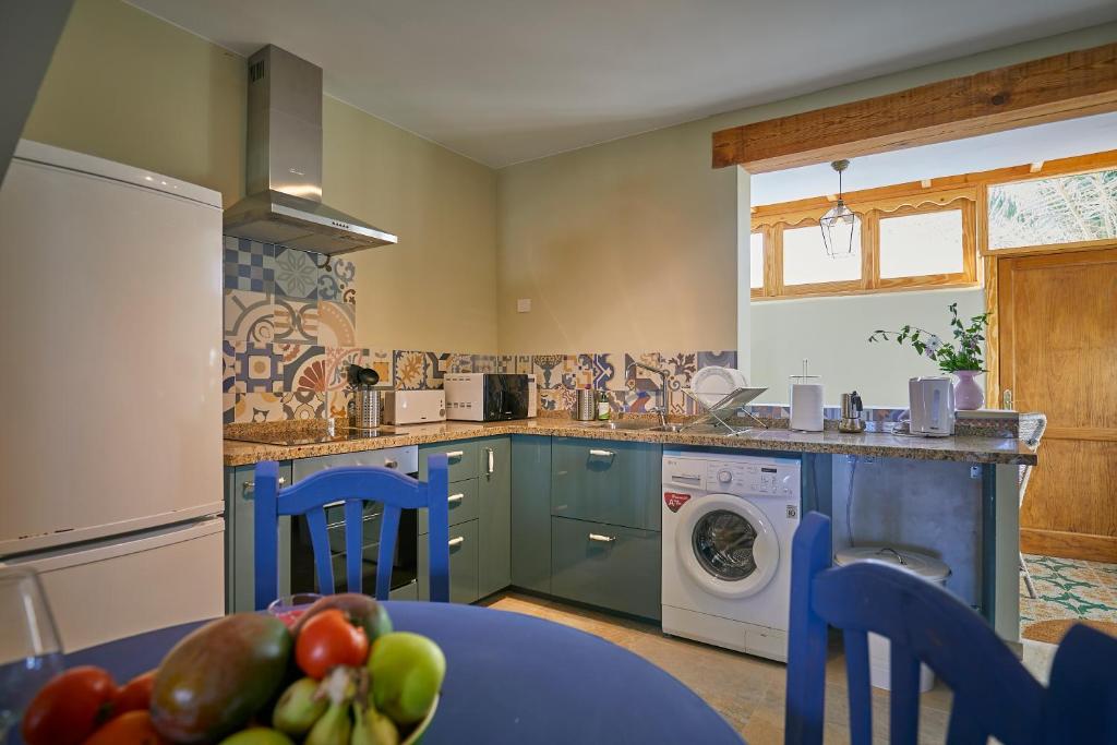 A kitchen or kitchenette at Villa Palmeras Beach Puerto del Carmen