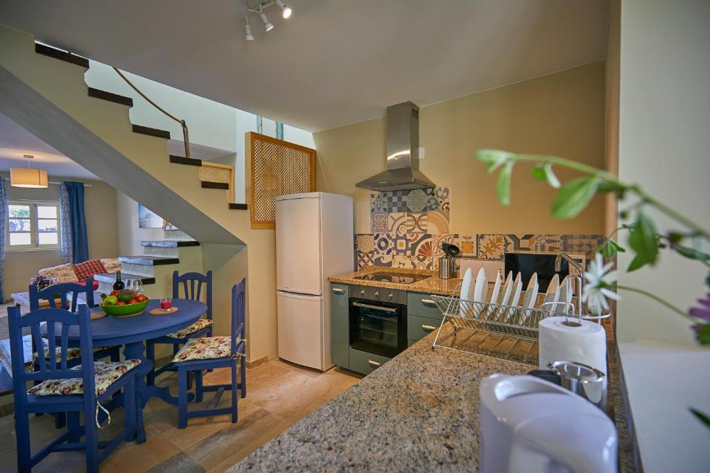 A kitchen or kitchenette at Villa Palmeras Beach Puerto del Carmen