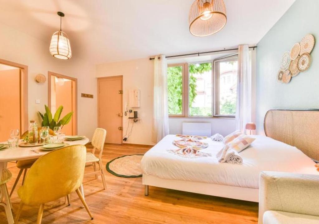 a bedroom with a bed and a dining room at L'escale - proche Homme de Fer in Strasbourg