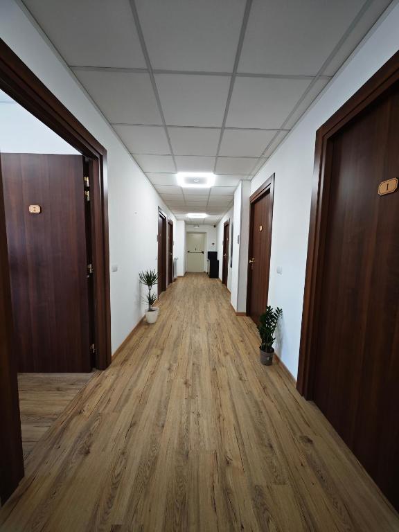 ein leerer Flur in einem Bürogebäude mit Holzböden in der Unterkunft Bed&Harmony in Colleferro
