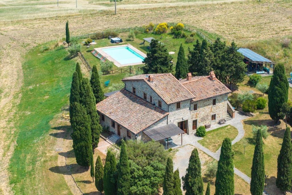 an aerial view of a house with a swimming pool at Casale Santa Francesca by PosarelliVillas in Campiglia dʼOrcia