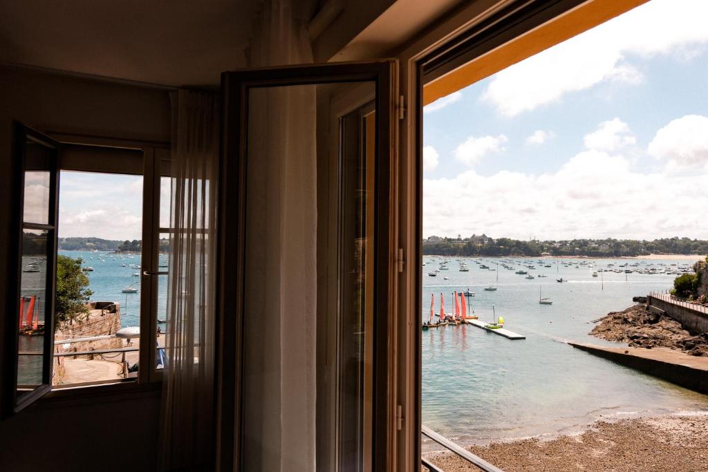 a room with a view of the water at Hôtel De La Vallée in Dinard