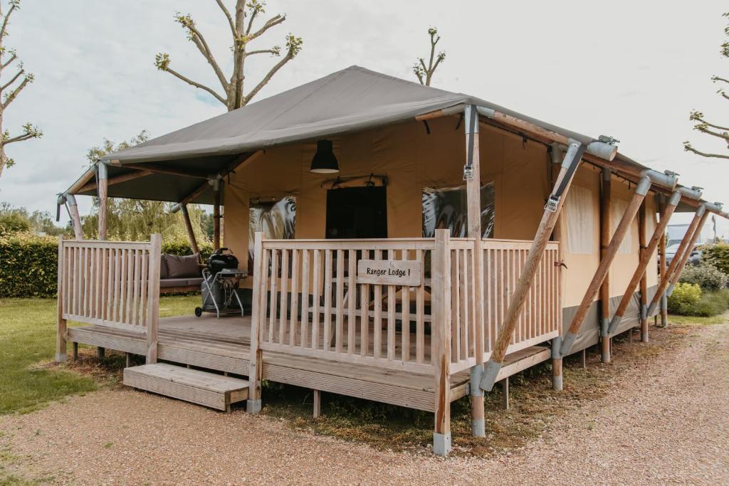 a gazebo with a black tarp on top of it at Safaritent Ranger Lodge in Kesteren