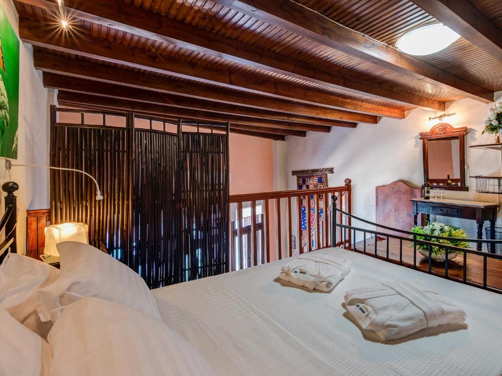 sypialnia z łóżkiem i dwoma ręcznikami na nim w obiekcie Casa Alba Seaview House w Chanii