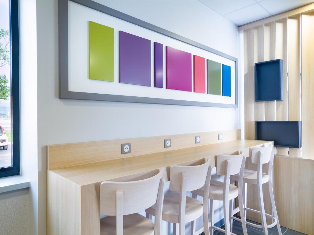 TV a/nebo společenská místnost v ubytování B&B HOTEL Colmar Expo