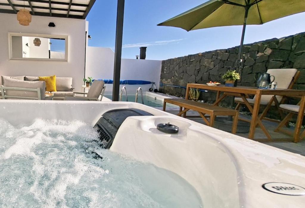 Villa Oasis with heated pool, jacuzzi, and comfort