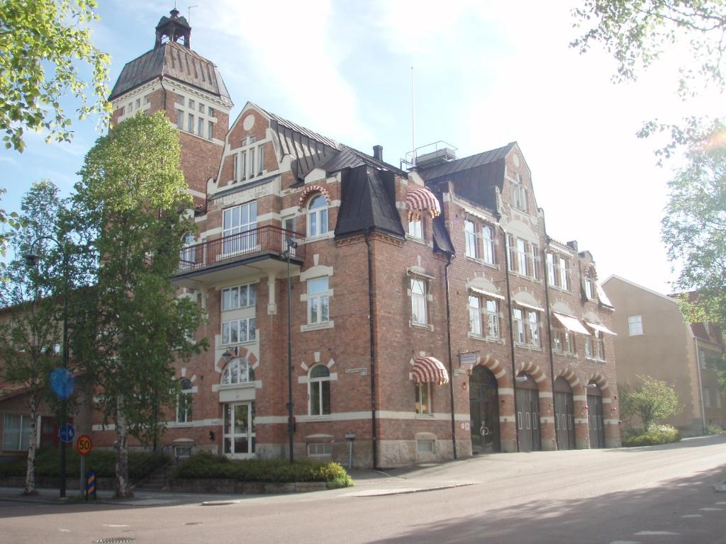 a large red brick building with american flags on it at STF Östersund Ledkrysset in Östersund
