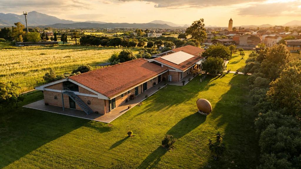 eine Luftaufnahme eines Hauses auf einem Feld in der Unterkunft Agriresort Terradome in 