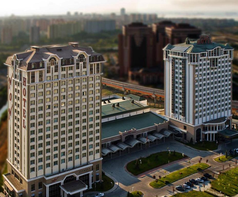 una vista aérea de un gran edificio de una ciudad en WOW Istanbul Hotel en Estambul