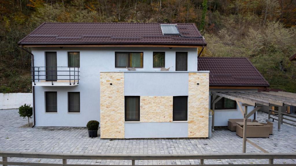 ein weißes Haus mit braunem Dach in der Unterkunft Twin2 in Văliug