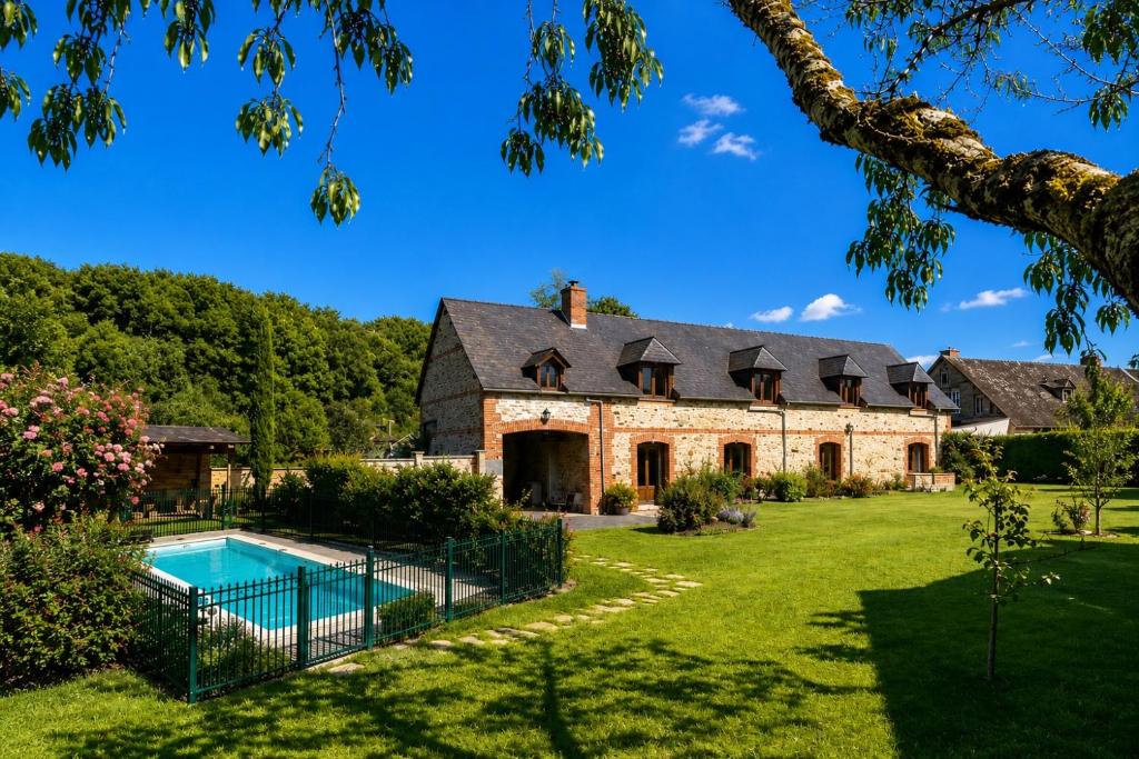 a large brick house with a swimming pool in the yard at Nouveauté 2026 piscine chauffée - Le gîte de SoleilMapou pour 12 personnes en Normandie près de Fécamp et d'Etretat, idéal grandes tribus, vous pouvez me contacter sur Les gîtes de SoleilMapou in Ganzeville