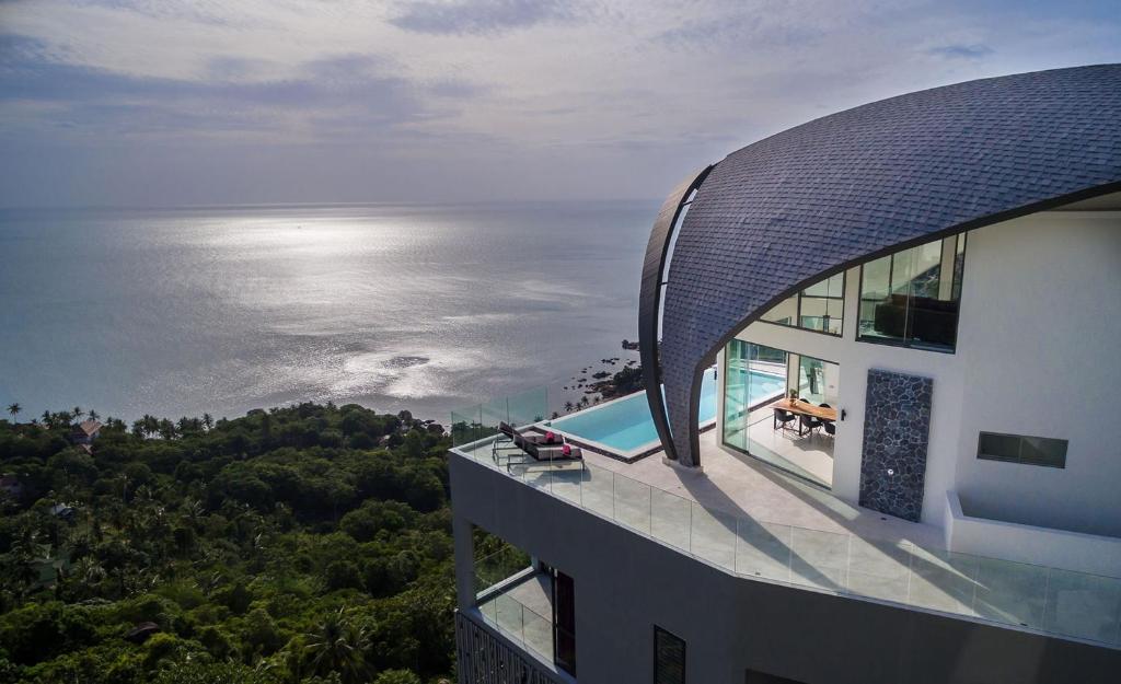 - une vue aérienne sur un bâtiment avec vue sur l'océan dans l'établissement Sky Dream Villa Award Winning Sea View Villa, à Chaweng Noi Beach