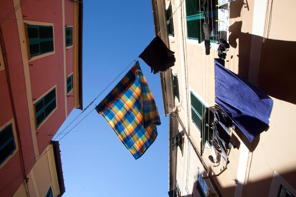 レヴァントにあるAppartamento Orfeoの旗が掛けられている
