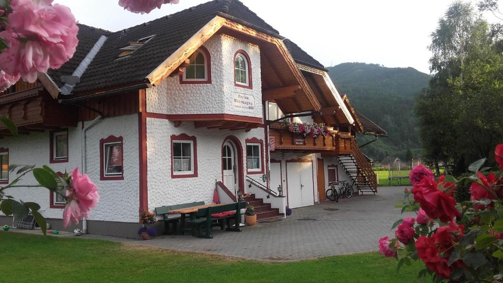 ein Haus mit einer Bank davor in der Unterkunft Gästehaus Ferner in Sankt Michael im Lungau