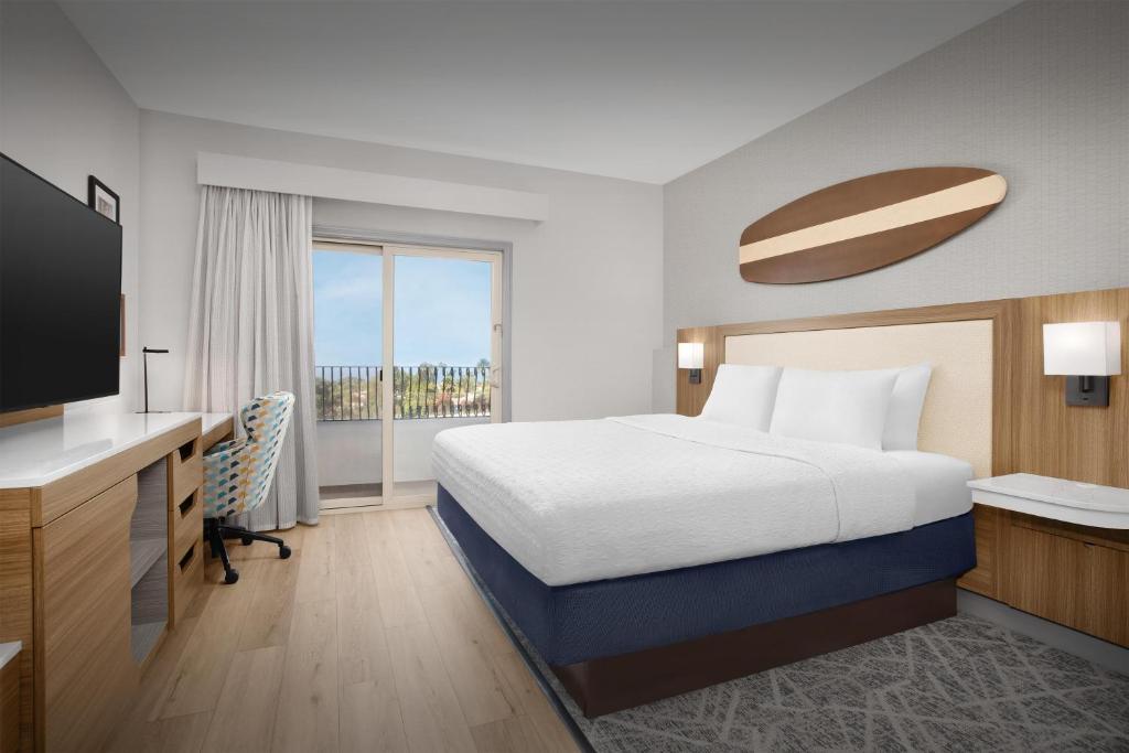 Hampton Inn & Suites San Clemente - Fully Renovated - One-Bedroom King Suite - Non-Smoking