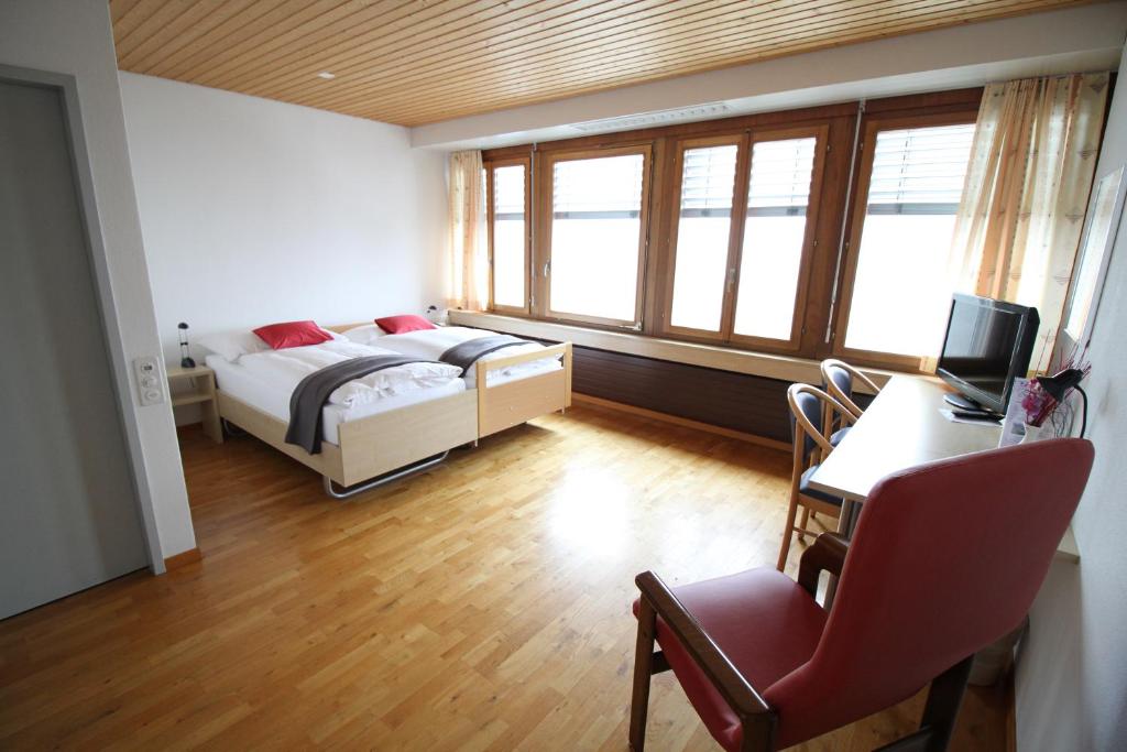 Postel nebo postele na pokoji v ubytování Hotel Kurhaus am Sarnersee