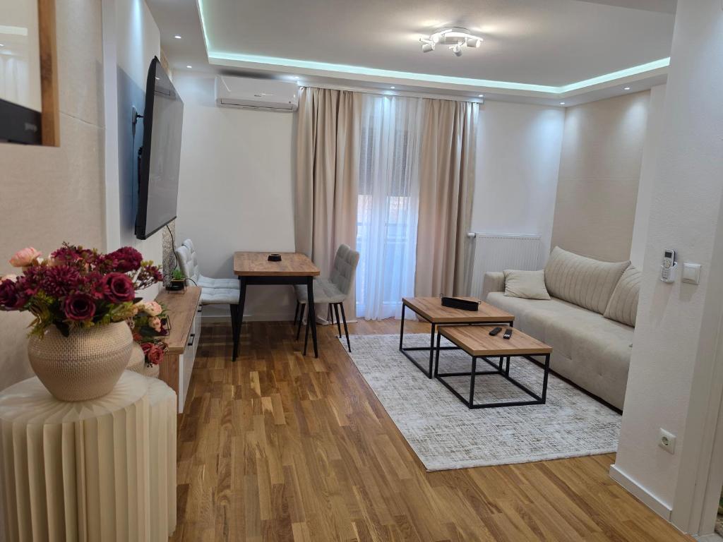 a living room with a couch and a table at Apartman Adria Lux Doboj in Doboj