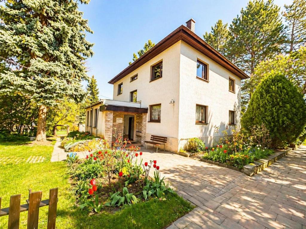 a house with a garden in front of it at Gemütlich Wohnen in Kahla bei Jena in Kahla