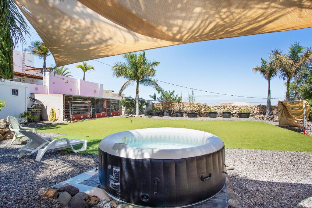 a hot tub in the middle of a yard at Las Palmeras 2 in Güimar