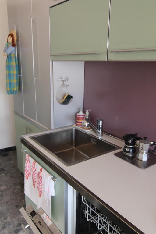 A kitchen or kitchenette at Robin's nest