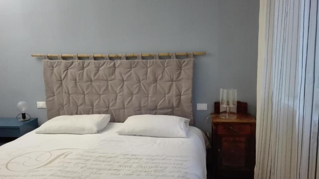 A bed or beds in a room at Robin's nest
