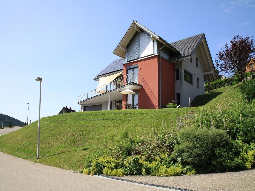 een huis bovenop een grasheuvel bij Ferienwohnung Bergahorn in Todtnauberg