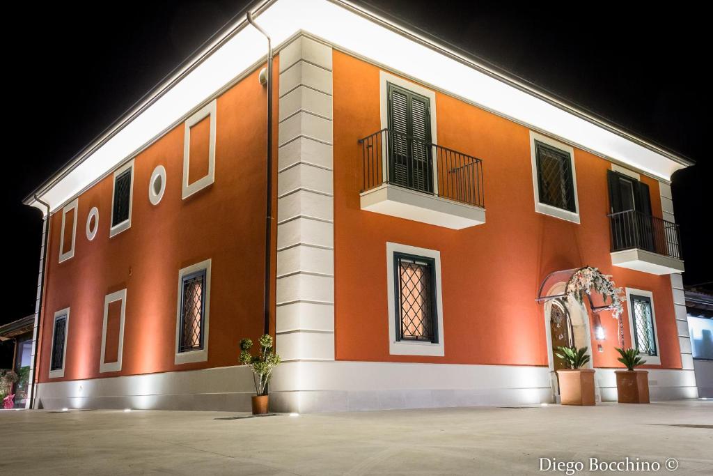 un edificio naranja y blanco con muchas ventanas en Agriturismo Villa Luisa, en Apice