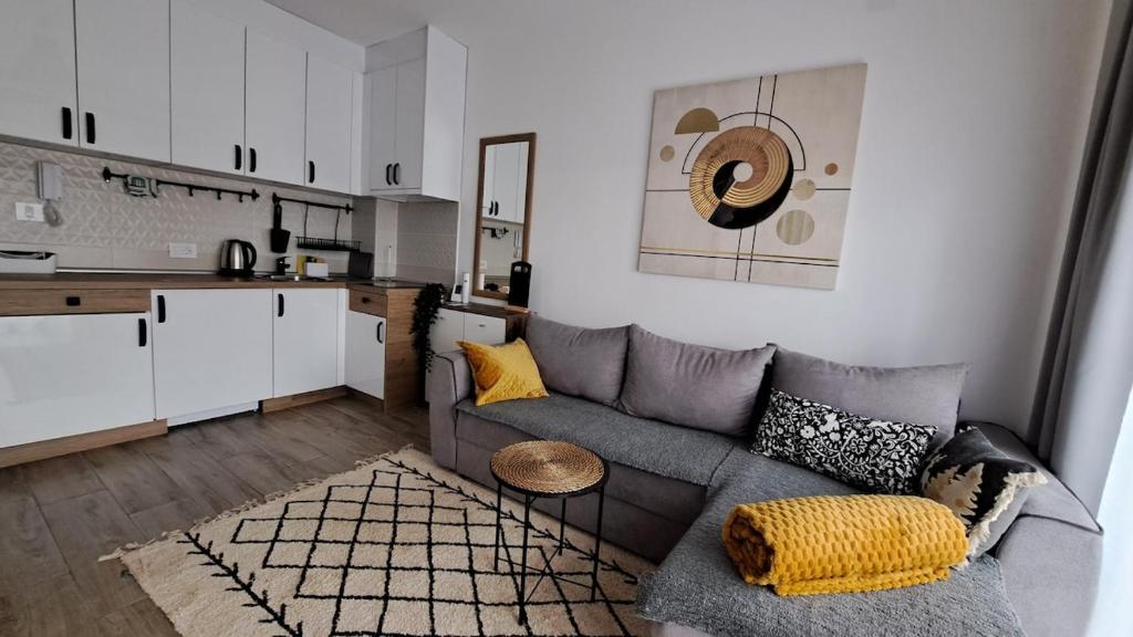 a living room with a couch and a kitchen at Apartman Eden Divčibare in Divčibare