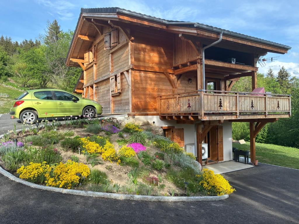 a car parked in front of a wooden house at Le cocon alpin in Passy