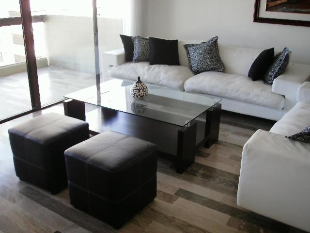 sala de estar con sofá y mesa de centro en Parquemar Center Apartment, en Punta del Este