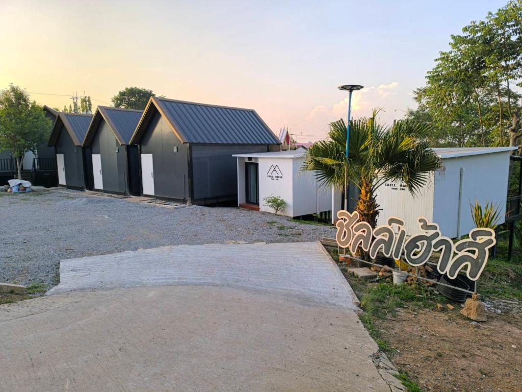 a row of houses with graffiti on the sidewalk at Chill House Khaokho in Khao Kho
