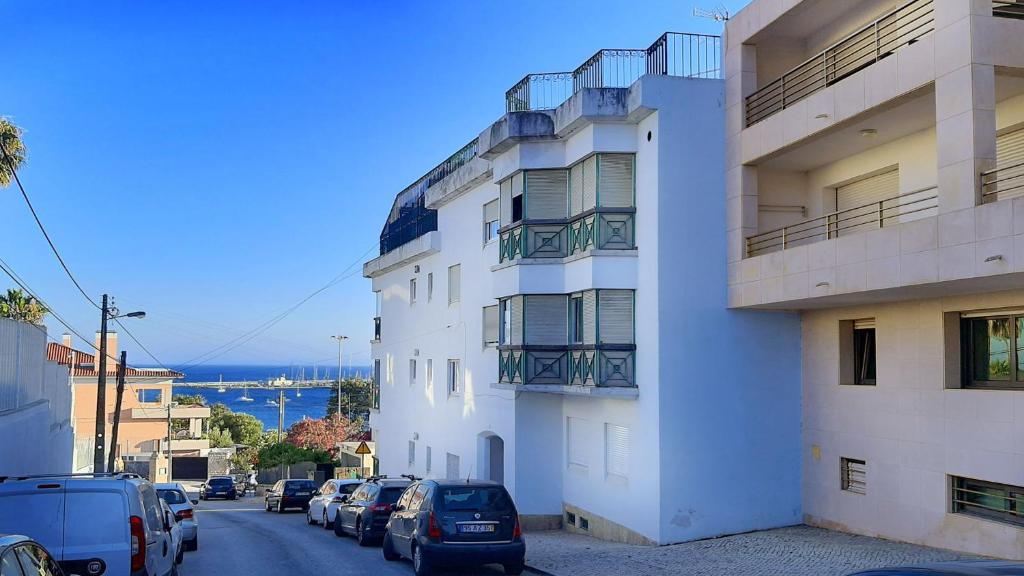 Cascais spacious well equipped central location garage 4 pessoas