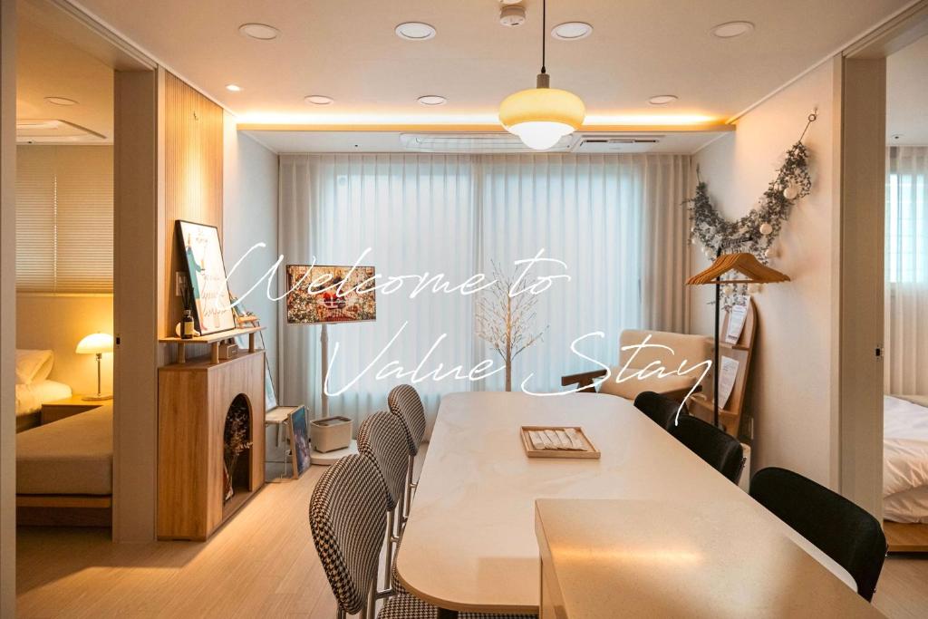 a room with a dining table and a bedroom at 가치스테이 강서 in Seoul