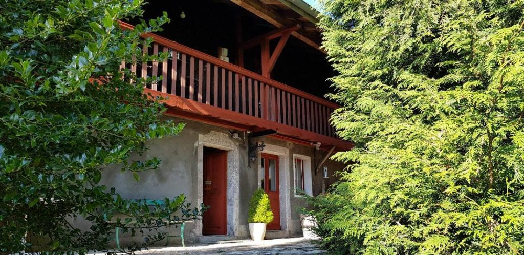 a building with a porch with a potted plant next to it at La chambre Kimono in Onnion