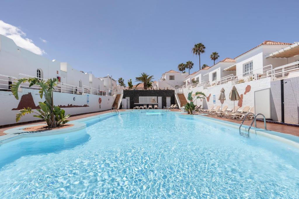 a large swimming pool in the middle of a building at Casa Eri con piscina in Corralejo