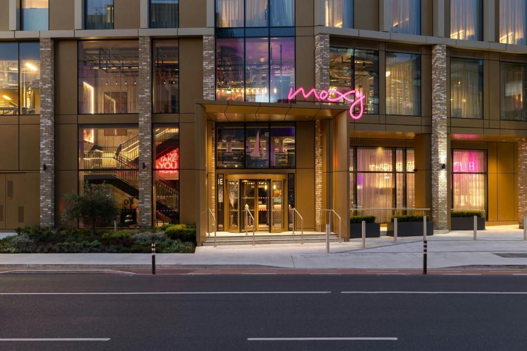 Moxy Dublin Docklands photo