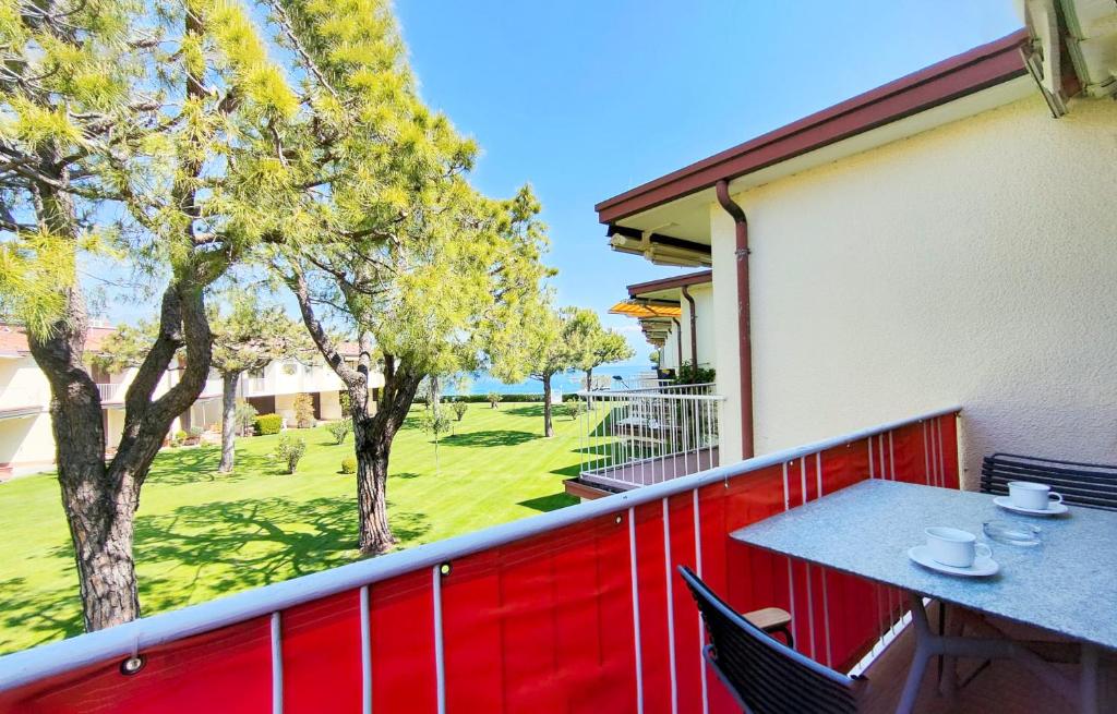 a balcony with a table and a view of a yard at Appartamento Romantica 35 in Manerba del Garda