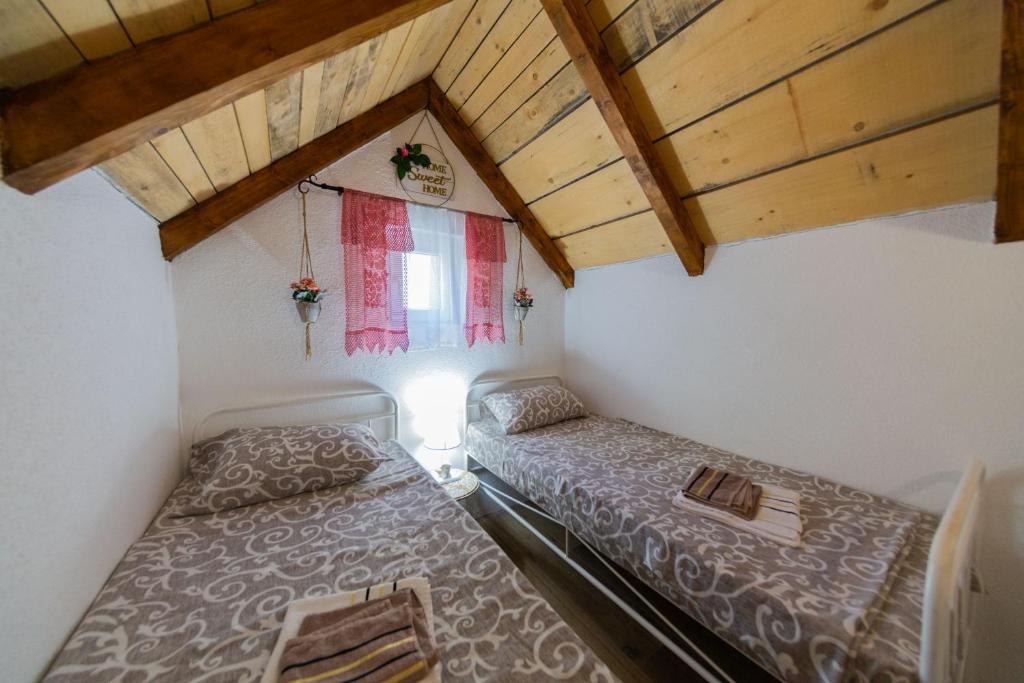 Vikendica,Bungalovi Lipska pećina - بيت العطلات