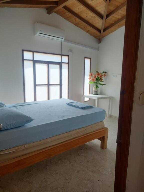 a bedroom with a bed in a room with a window at Serena Grau in San Antero