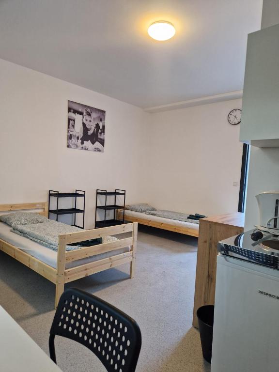 a room with two bunk beds and a kitchen at Gruppenunterkunft für Firmen & Arbeiter in Laa an der Thaya in Laa an der Thaya