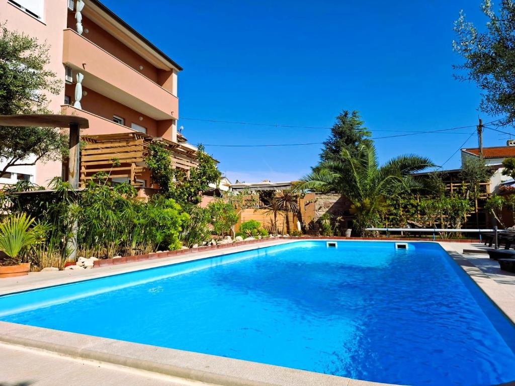Paradise for children, Family apartment Oros Medulin, with a pool, gl